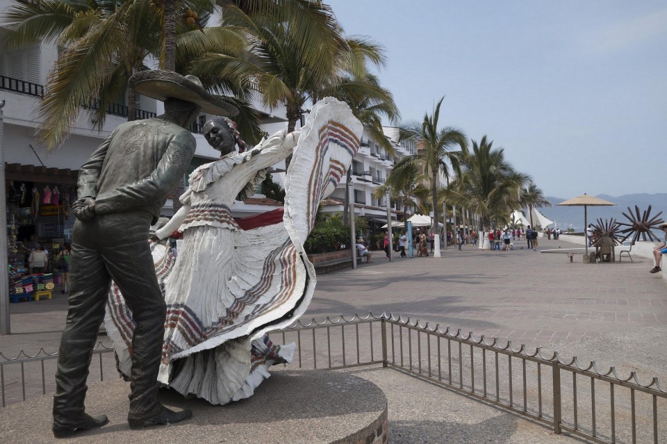 Άγαλμα χορευτών στην παραλία. 