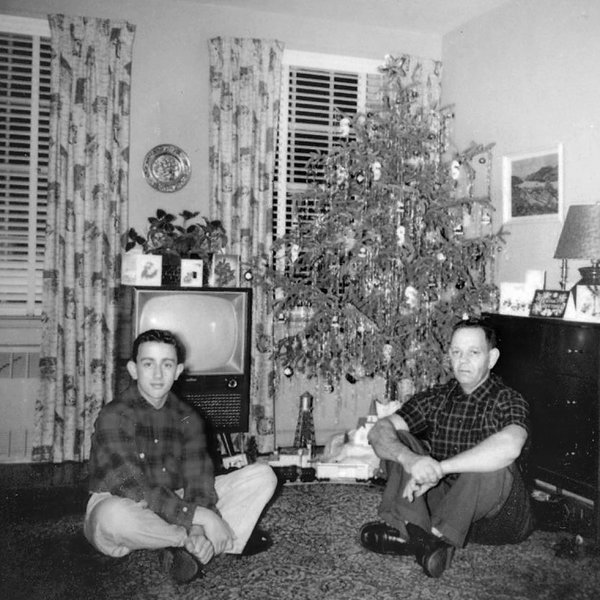 Αριστερά: Ο Άλμπερτ σε νεαρή ηλικία.