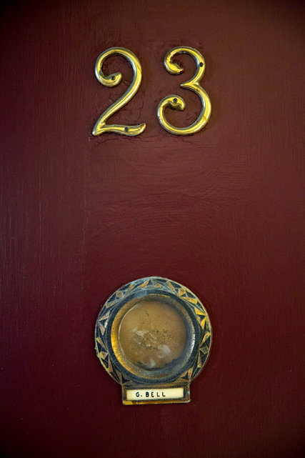 Η εξώθυρα στο σπίτι του Τζόρτζ Άλμπερτ, όπου και βρέθηκε το πτώμα του.