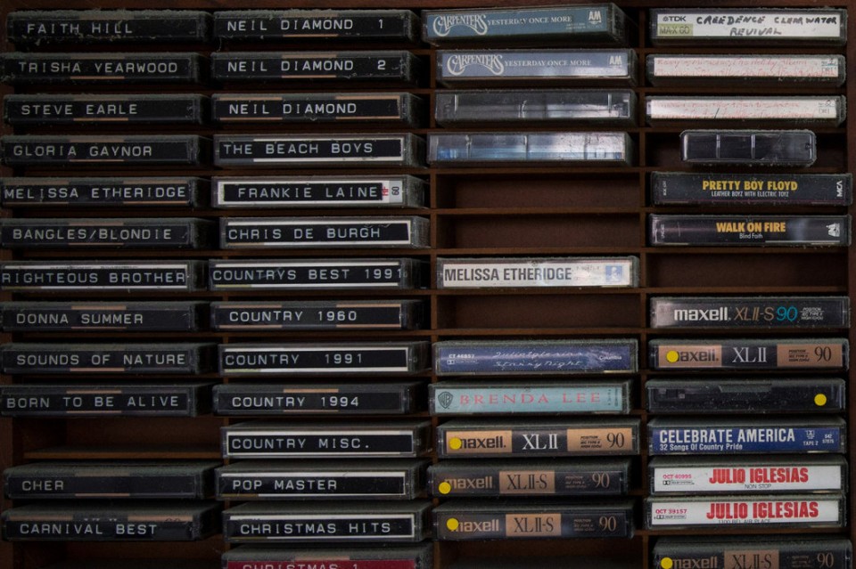 Τα ράφια στο σπίτι του Μπελ ήταν γεμάτα από κασέτες και βιντεοκασέτες.