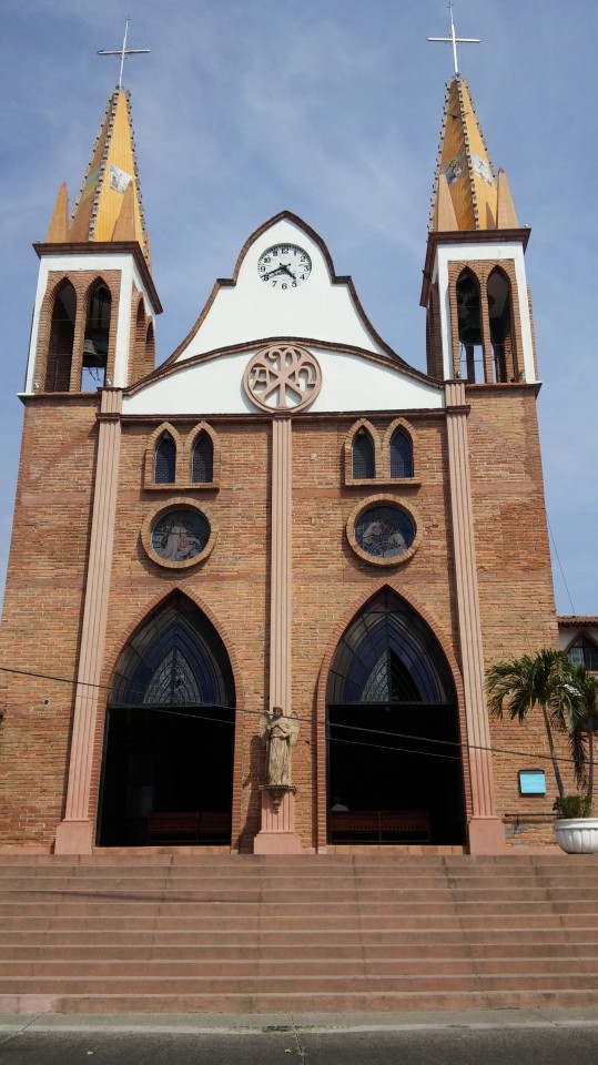 Εκκλησιά που οι πύργοι της ακουμπούν στον ουρανό. 