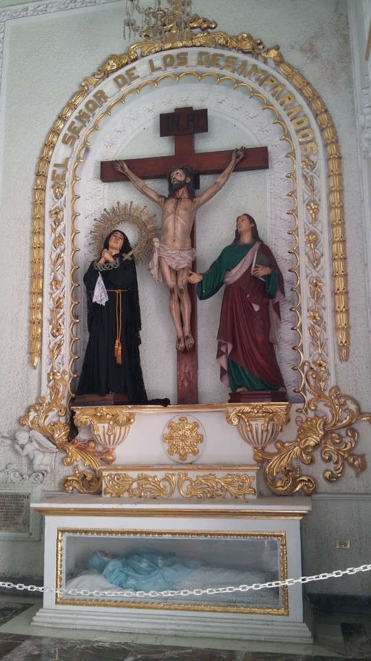 Έχετε δει το Romeo And Juliet του Μπαζ Λούρμαν; Το Kill Bill; Αν ναι, με το που μπείτε σε εσωτερικό εκκλησίας θα σας έρθουν αυτές οι εικόνες. 