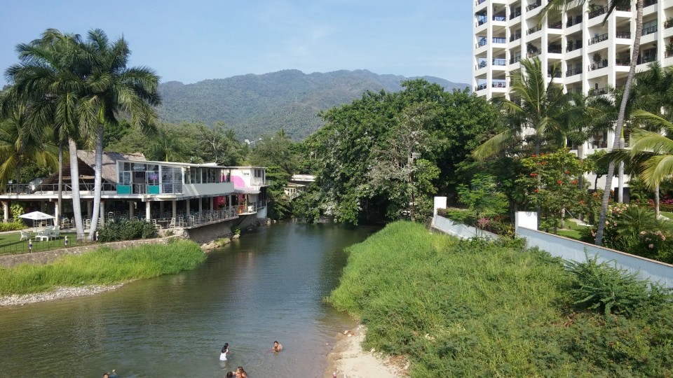 Ξενοδοχεία το ποτάμι και από πάνω τα τροπικά δάση. 