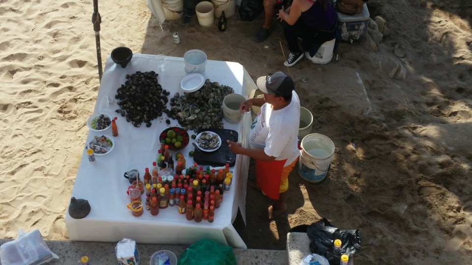 Πλανόδιος με φρέσκα θαλασσινά στην παραλία. 