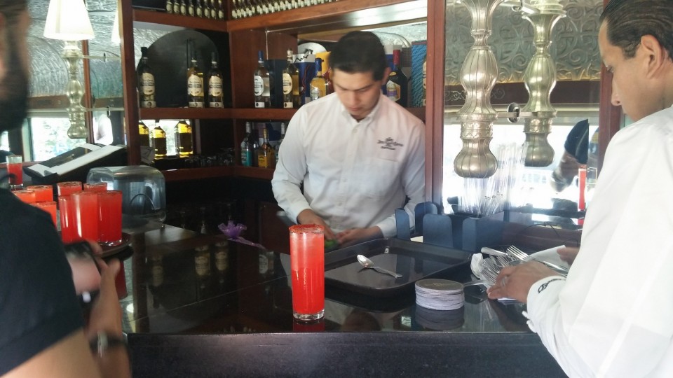 Και δωσ' του τα κοκτέιλ. 