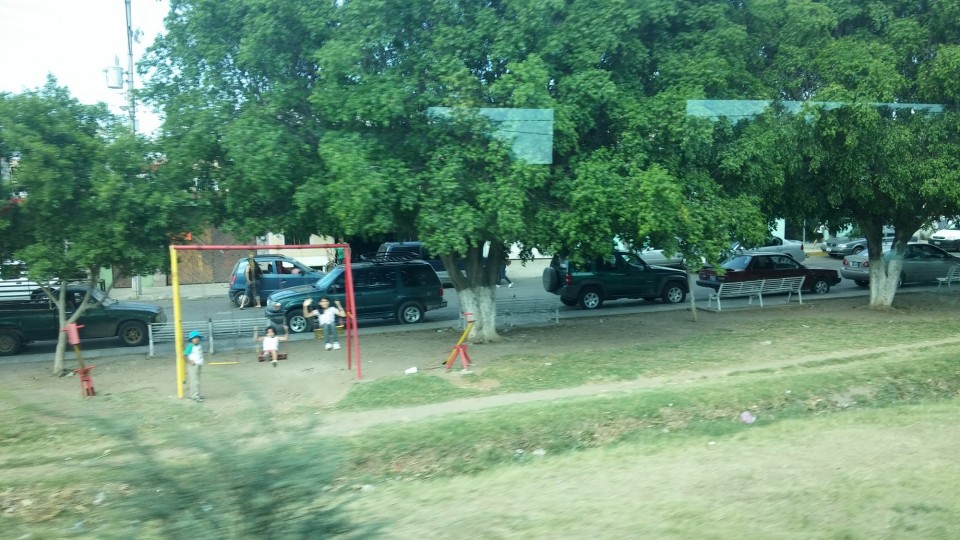 Παιδιά παίζουν λίγο έξω από την πόλη της Τεκίλα. 