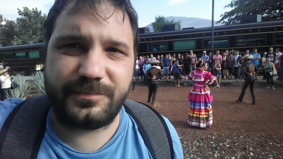 Να 'μαι κι εγώ. 