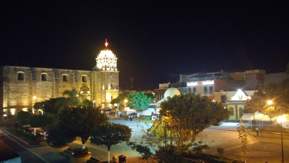 Η κεντρική πλατεία της πόλης της Τεκίλα το βράδυ. 