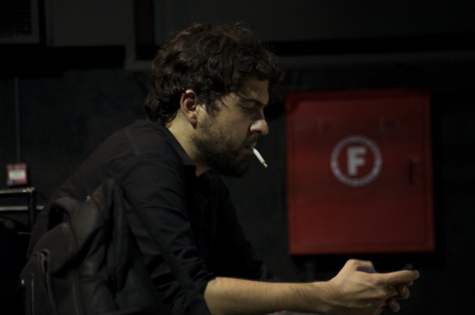 Ο Δημήτρης Καρατζάς στις πρόβες του Τέφρα και Σκιά. 