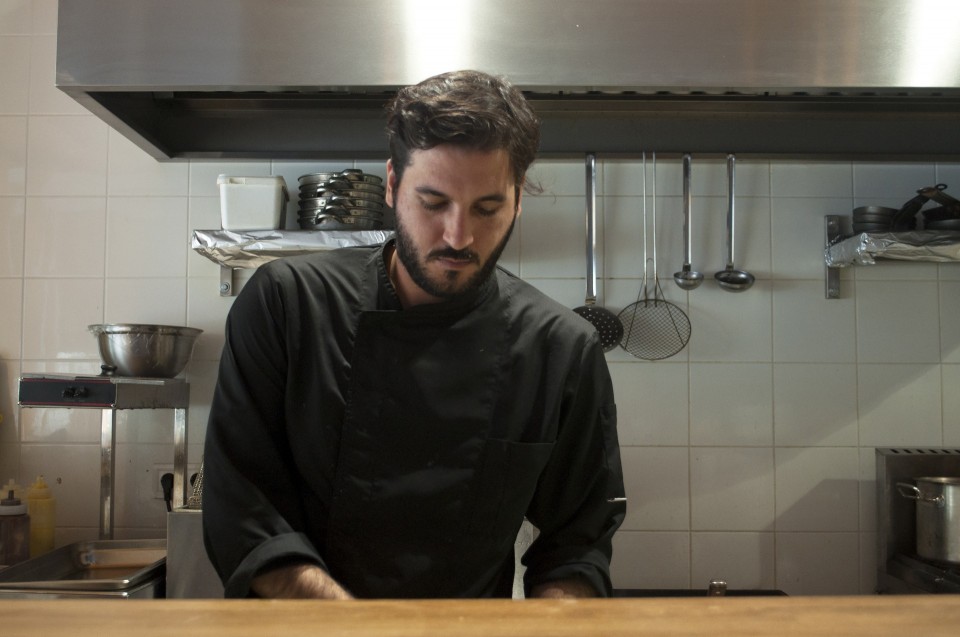 Ο Χρήστος Παύλου πάνω στην ώρα εργασίας. 