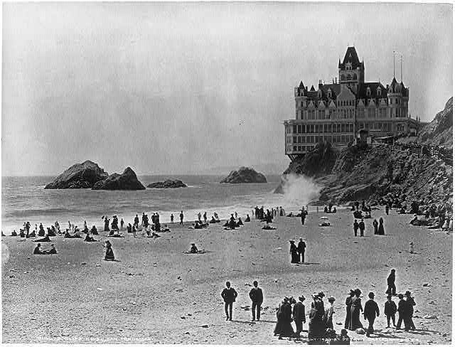 Κάτω από τη σκιά του Cliff House οι λουόμενοι έκαναν το μπάνιο τους με τα "μαγιό" τους που θύμιζαν περισσότερο ρούχα