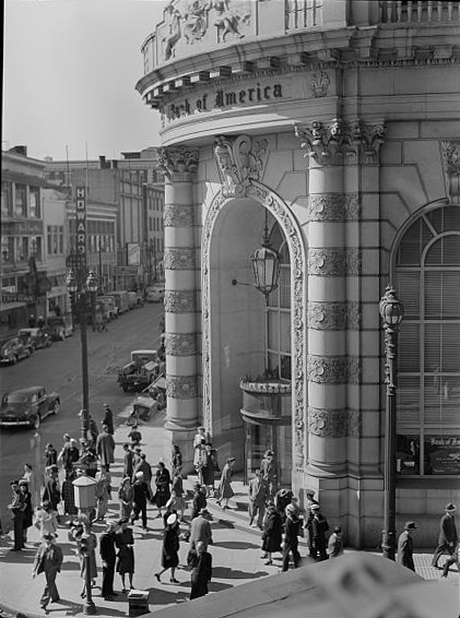 Η συνοικία North Beach είχε ιταλιες επιρροές λόγω της Bank of Italy που άνοιξε εκεί το 1904 και που αργότερα μετατρέπησε Bank of America 