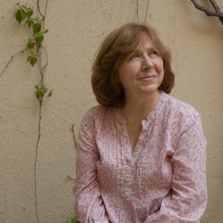 Ποιά είναι η φετινή νικήτρια του Νόμπελ Λογοτεχνίας, Σβετλάνα Αλεξίεβιτς;