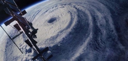 Ένας από τους ισχυρότερους τυφώνες της ιστορίας χτυπάει αυτή τη στιγμή το Μεξικό (ΒΙΝΤΕΟ)