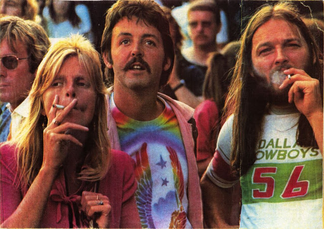 Paul & Linda McCartney μαζί με τον  David Gilmour στο Knebworth Festival, 21 Αυγούστου 1976. 