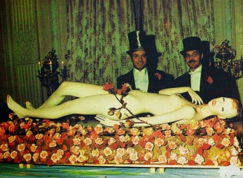 Φωτογραφίες από το “Surrealist Ball” των Ροθτσάιλντ στα 70’s