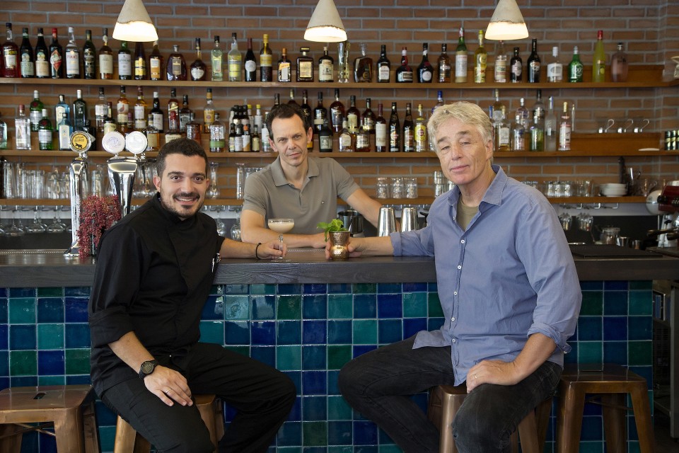 Βασίλης Σπόρος (σεφ),  Τάκης Τσατσούλης (head barman), John Higgins (ιδιοκτήτης)
