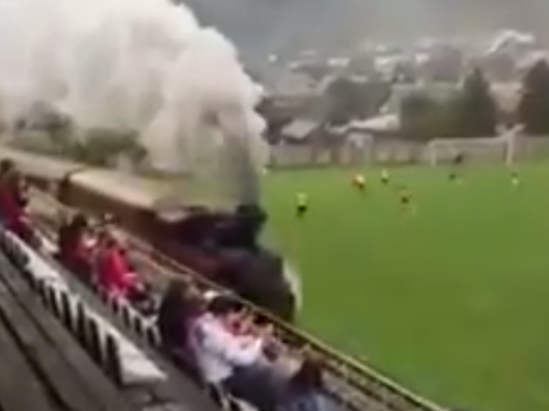 Τρένο περνάει μέσα από ποδοσφαιρικό γήπεδο στη Σλοβακία