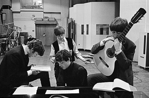 Στις 5 Οκτωβρίου 1962 κυκλοφορεί το πρώτο single των Beatles με τίτλο Love me Do