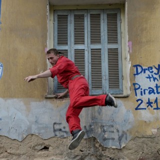 «Αν περπατήσεις στο Δουργούτι, στα προσφυγικά πίσω από το Intercontinental, θα πέσεις πάνω σε μια παράσταση»