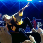 Δείτε τον Julian Casablancas με τους the Voidz να διασκευάζουν το “Girl You Know It’s True” των Milli Vanilli