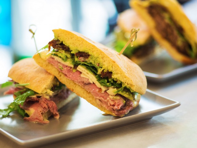 Λόλα, να ένα σάντουιτς