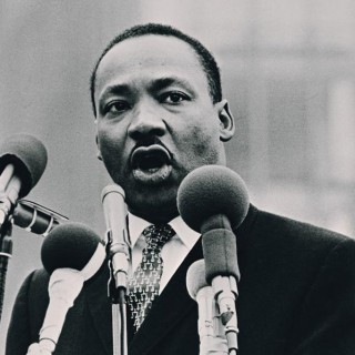 «Το σκοτάδι δεν μπορεί να διώξει το σκοτάδι. Μόνο το φως μπορεί να το κάνει αυτό.»