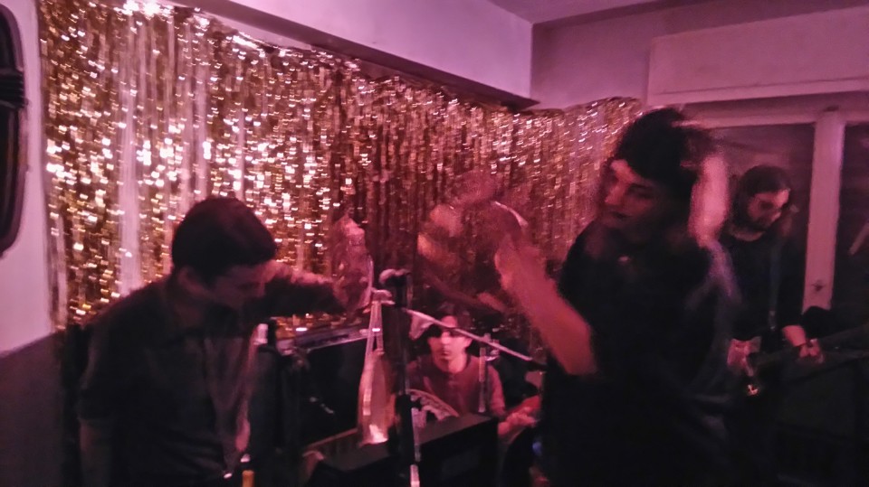 Η Valissia Odell χτυπάει το ντέφι. 