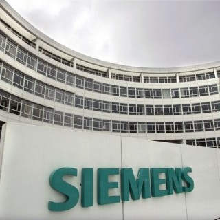 Η Siemens παρά την καταδίκη της συνέχιζε να παίρνει έργα από κοινοτικούς πόρους αναφέρει η Κομισιόν