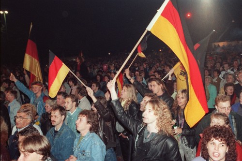 Στις 3 Οκτωβρίου 1990 συντελείται η επανένωση της Ανατολικής με τη Δυτική Γερμανία