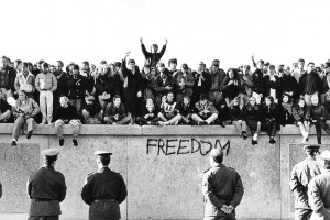 Στις 9 Νοεμβρίου του 1989 το τείχος του Βερολίνου πέφτει μετά από 30 χρόνια