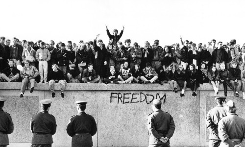 Στις 9 Νοεμβρίου του 1989 το τείχος του Βερολίνου πέφτει μετά από 30 χρόνια