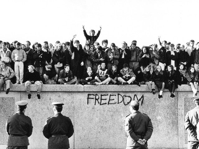 Στις 9 Νοεμβρίου του 1989 το τείχος του Βερολίνου πέφτει μετά από 30 χρόνια