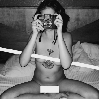 Ένα γυμνό κορίτσι καταγγέλλει τη λογοκρισία στο Instagram