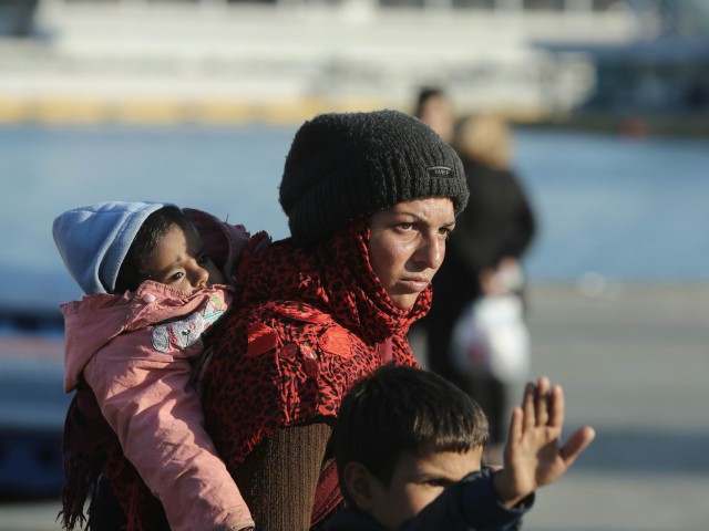 Μυτιλήνη: Σε εξέλιξη η επιχείρηση μετακίνησης 1.500 προσφύγων και μεταναστών από το νησί