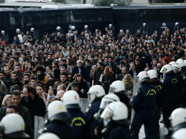 33 τρεις συλλήψεις και 53 προσαγωγές έγιναν μετά την πορεία για την επέτειο του Πολυτεχνείου