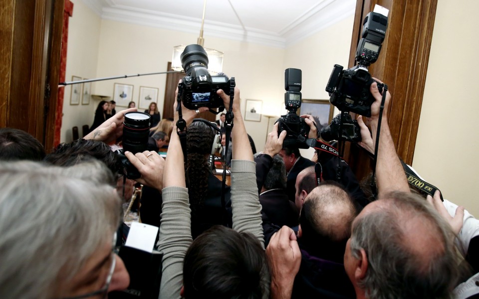 Political party leaders' meeting / Óõìâïýëéï ðïëéôéêþí áñ÷çãþ
