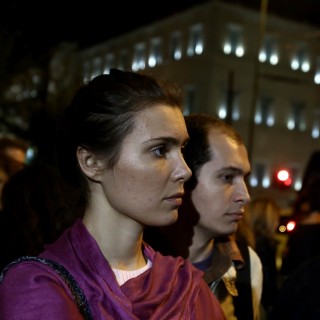 Έξω από τη Γαλλική Πρεσβεία το βράδυ του Σαββάτου.