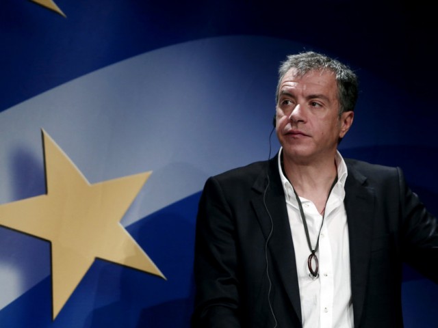 Θεοδωράκης: Κάλεσμα συμπαράστασης έξω από τη γαλλική πρεσβεία