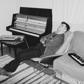 Ο Φοίβος Δεληβοριάς Διηγείται τις Ιστορίες Πίσω από τα Τραγούδια της «Καλλιθέας»