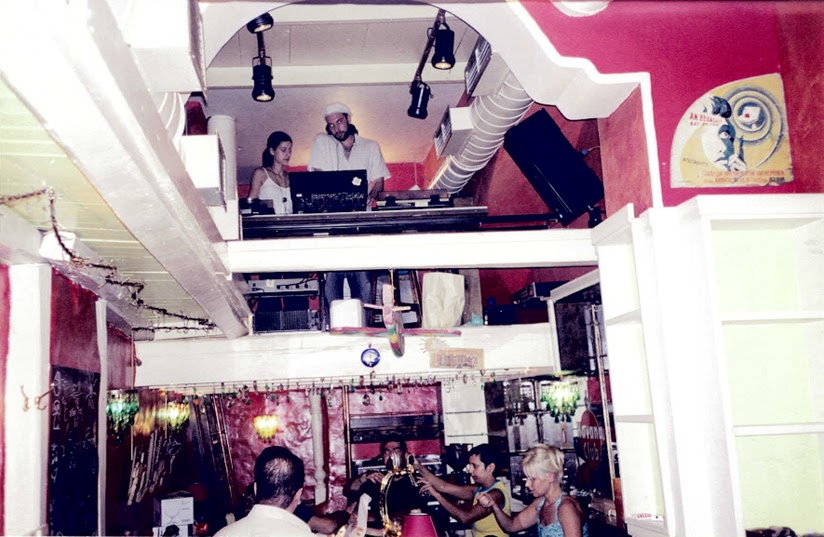 Όταν ο dj έπαιζε από το πατάρι