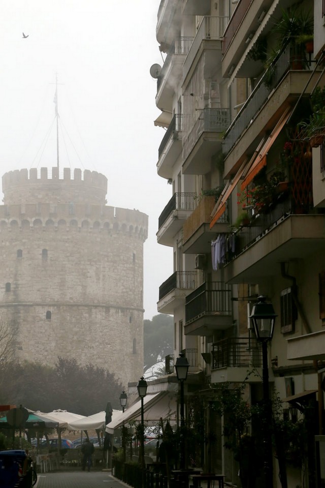 Η υγρασία φωτογραφίζεται στην πόλη. 