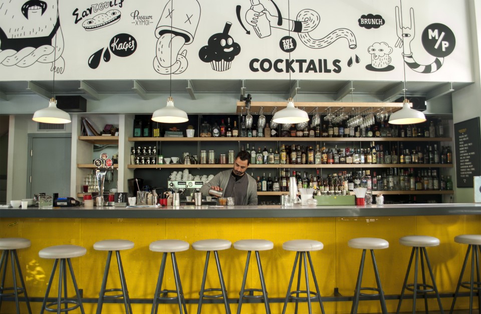 Η μπάρα του Μελ Ρεϋ. Την επιγραφή έχει επιμεληθεί η Νόνη Νέζη.