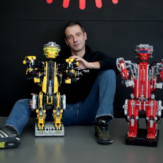 O Bασίλης Χρυσανθακόπουλος σχεδιάζει ρομπότ για τη LEGO