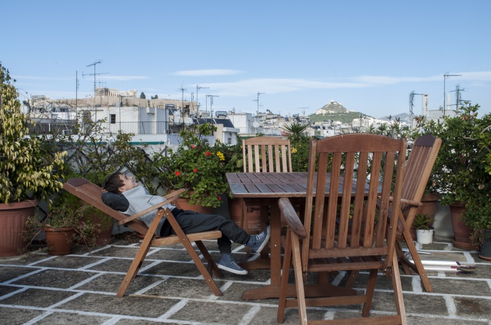 Ο γιος της Σόνιας, της ευγενικής ενοίκου που μας άνοιξε την ταράτσα απολαμβάνει τη θέα.