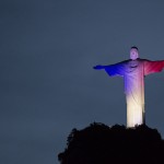 Κτίρια και μνημεία σε όλο τον πλανήτη φωτίζονται με τα χρώματα της Γαλλικής σημαίας