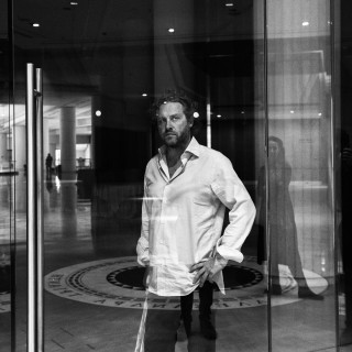 « Όταν δειπνούμε στον Πειραιά δε νιώθουμε καμία κρίση. Αλλά, άμα απομακρυνθείς λίγο, την κρίση την νιώθεις, όμως υπάρχει κάτι εδώ πέρα: αξιοπρέπεια»