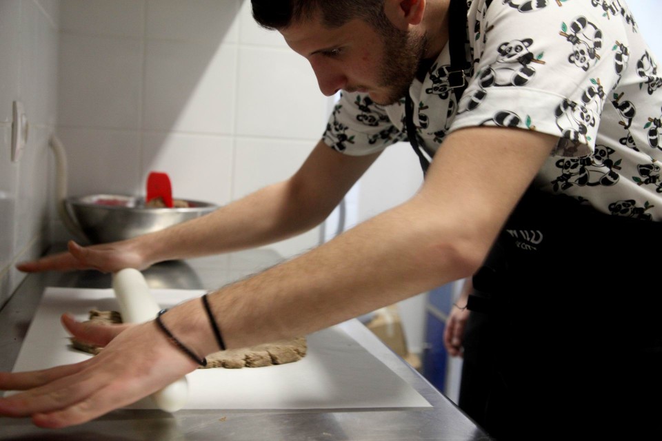 Στην κουζίνα, ανοίγοντας ζύμη από αμύγδαλα και λιναρόσπορο