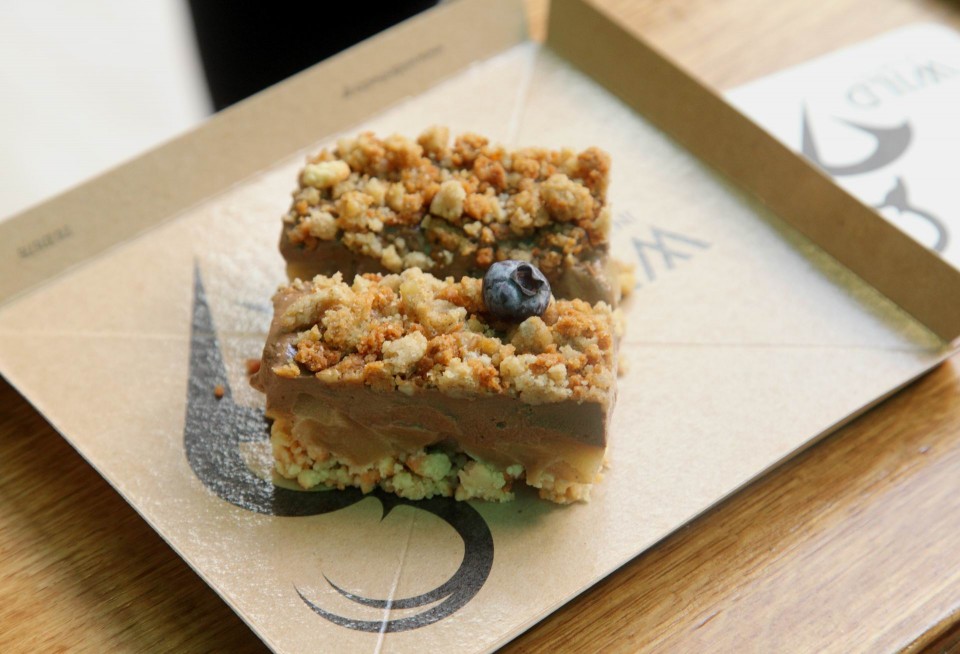 Γλυκό ημέρας με μήλο και μύρτιλο