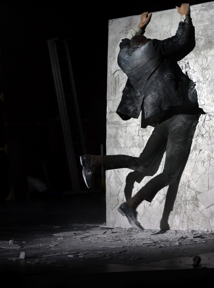 Still Life, Φ: Τζούλιαν Μόμμερτ